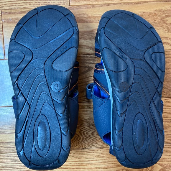 Boys Covered-Toe Velcro Sandals. - Picture 5 of 6